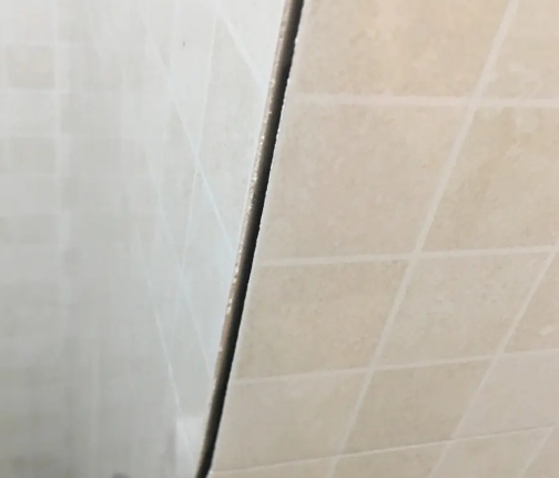 聊城市瓷砖空鼓维修公司分享阳台瓷砖脱落的修复过程可以分为以下几个步骤